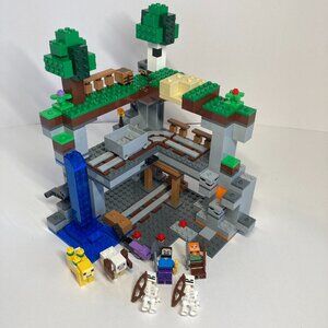 LEGO Minecraft The First Adventure 21169 With Minifigure No Manual Near Complete